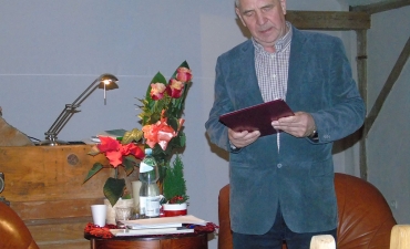 Stanislaw Raginiak, poeta i prozaik, podczas lektury swoich wierszy